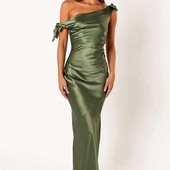 NWT Petal & Pup Green Selma Off Shoulder Off Shoulder Silk Maxi Dress - Picture 1 of 6